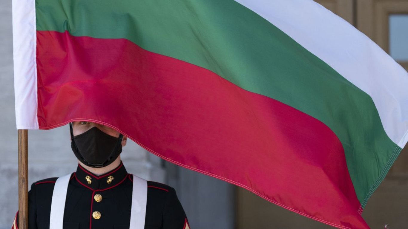 Болгария выдворит 70 российских дипломатов из посольства России за шпионаж.