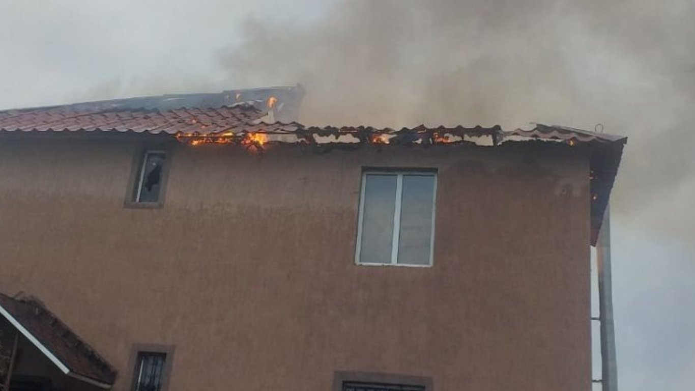 У Чугуївському районі спалахнув двоповерховий будинок - подробиці