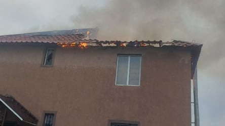 В Харьковской области из-за удара молнии загорелся двухэтажный дом. Фото - 285x160