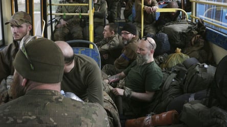 З російського полону звільнили 144 захисники, серед них 95 обороняли Азовсталь - 285x160