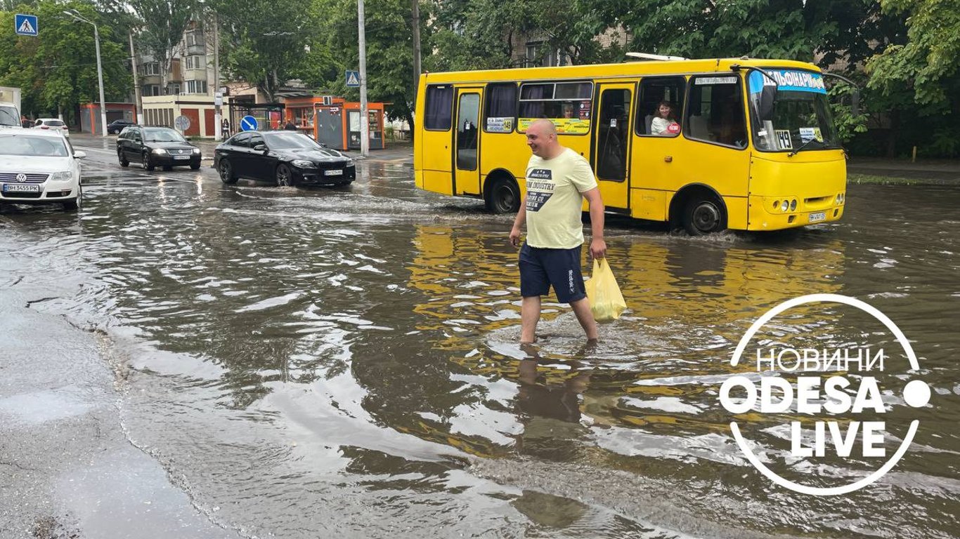 Негода в Одесі: вулиці затоплює, а рух транспорту паралізовано (фото)