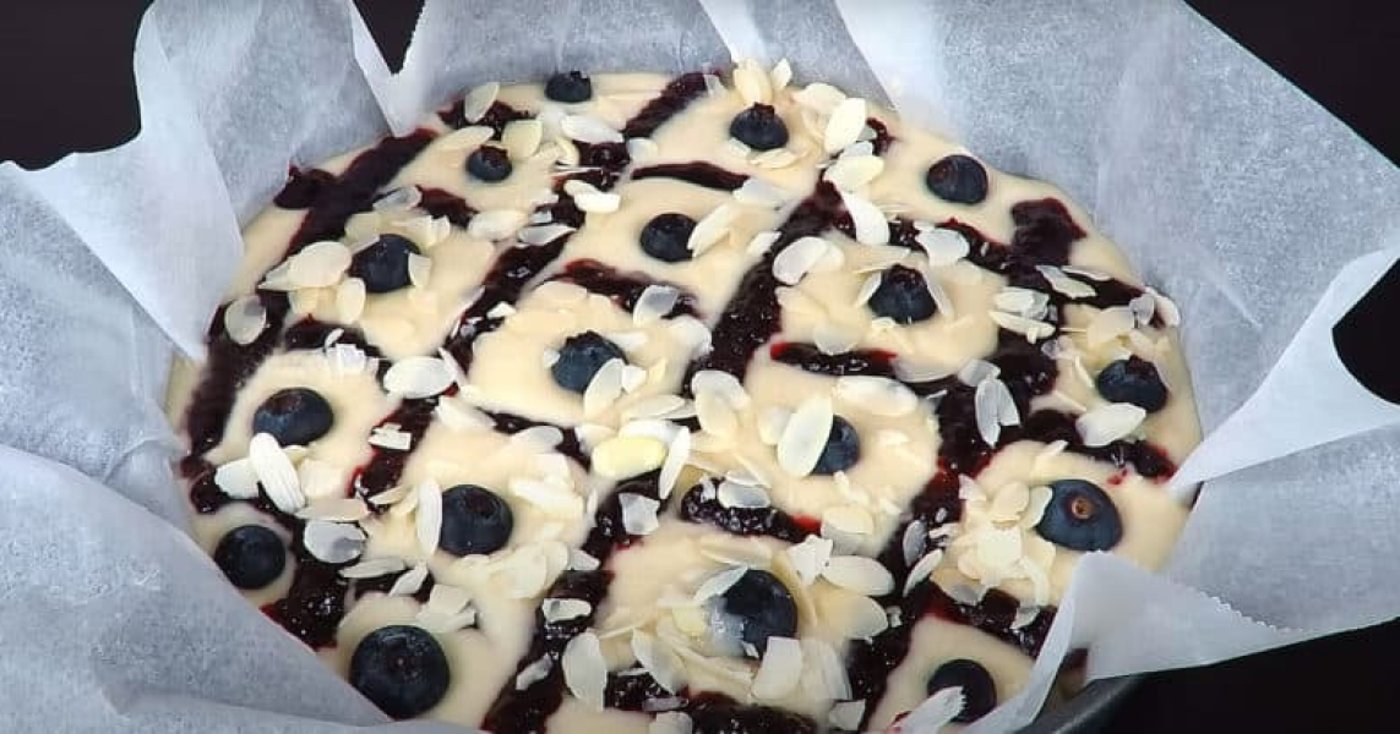 Швидкий пиріг до чаю на кефірі - рецепт