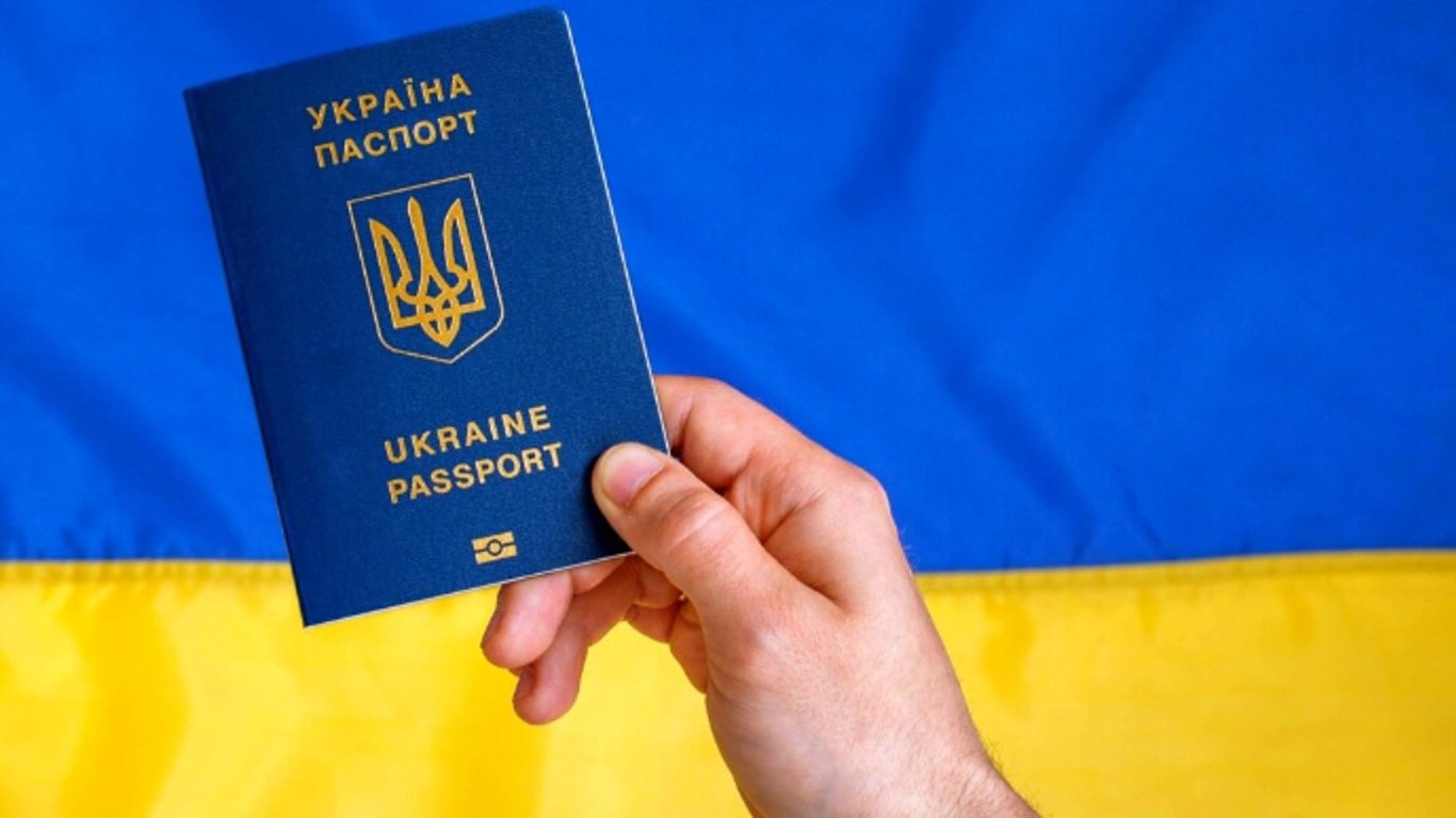 Українці у Польщі зможуть отримати паспорти: коли і де
