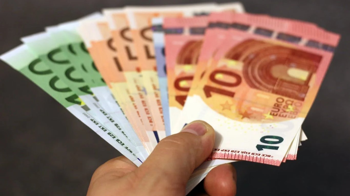Евро упало до уровня ноября 2021 года - курс валют на 6 июля