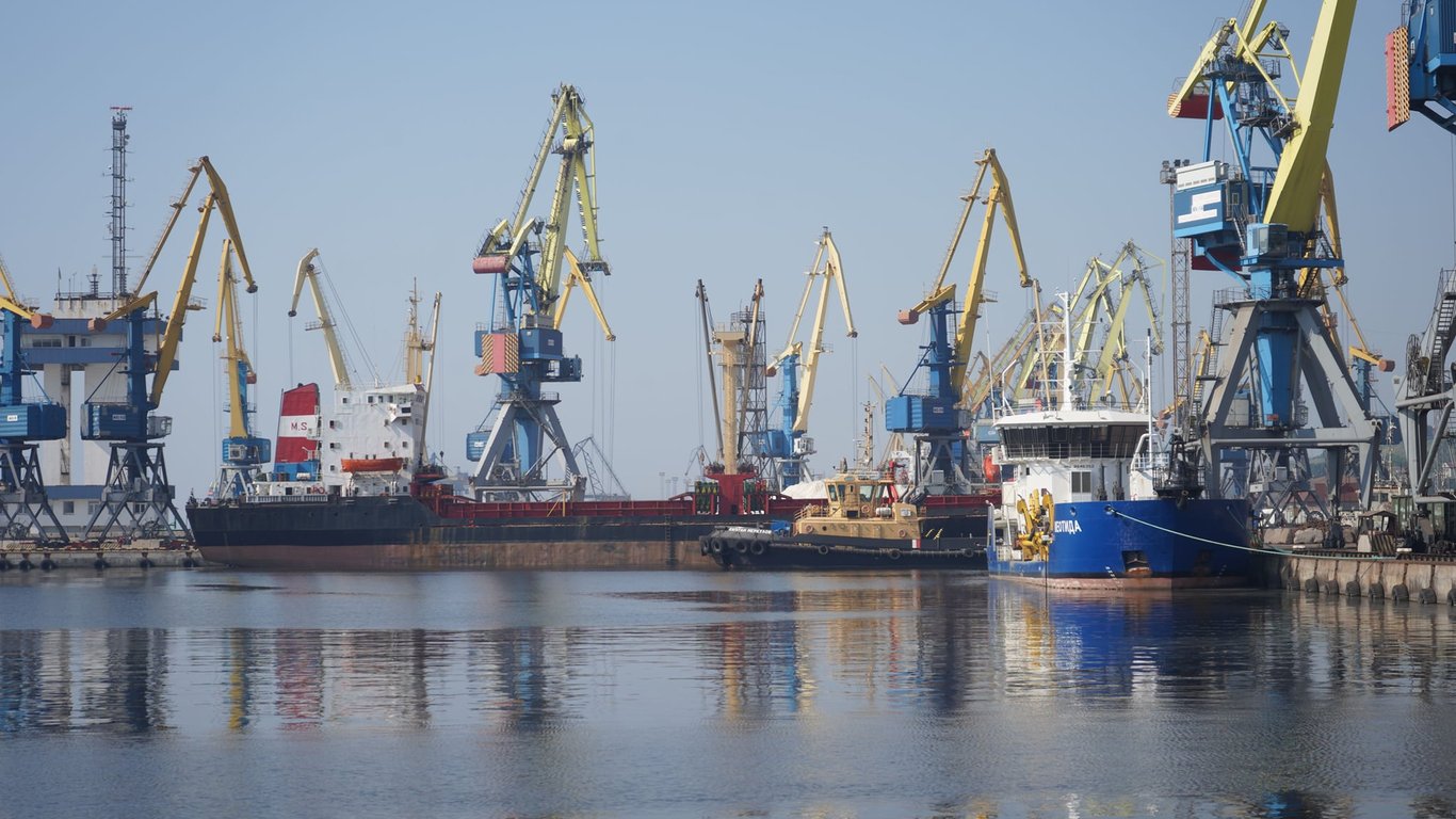 В Маріуполі окупанти захопили два іноземні кораблі, назвавши їх власністю "ДНР"