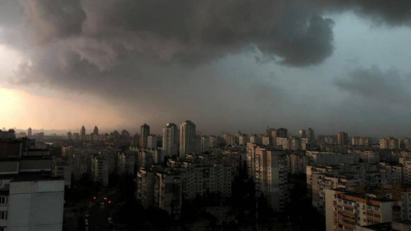 Київ накрила сильна злива та грім - у передмісті вибило світло, відео