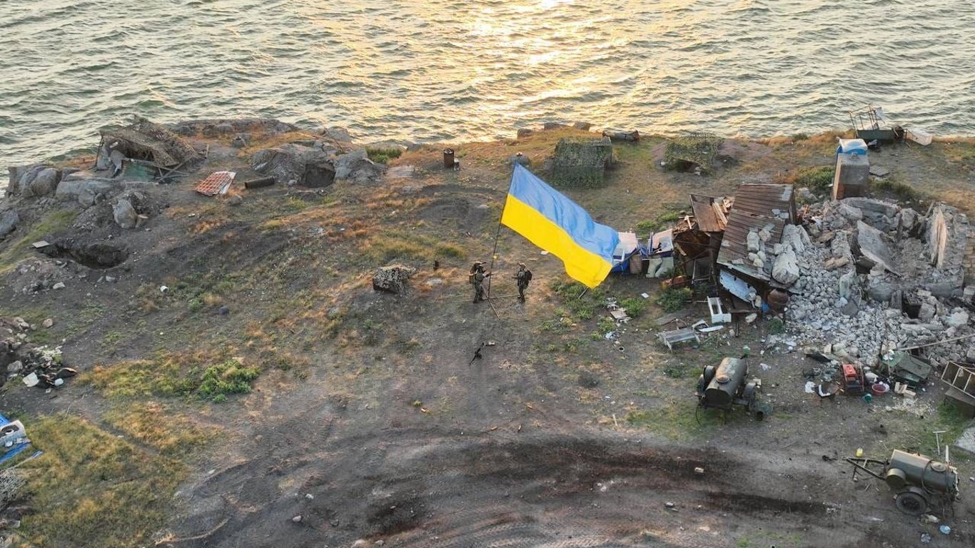 Прапор України встановлений на Зміїному