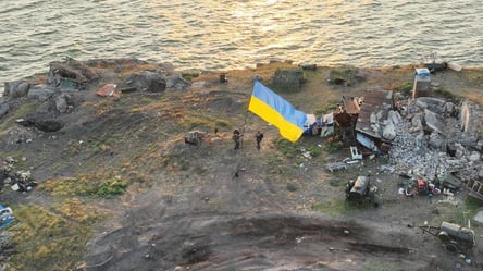 Флаг Украины установлен на Змеином (обновлено) - 285x160