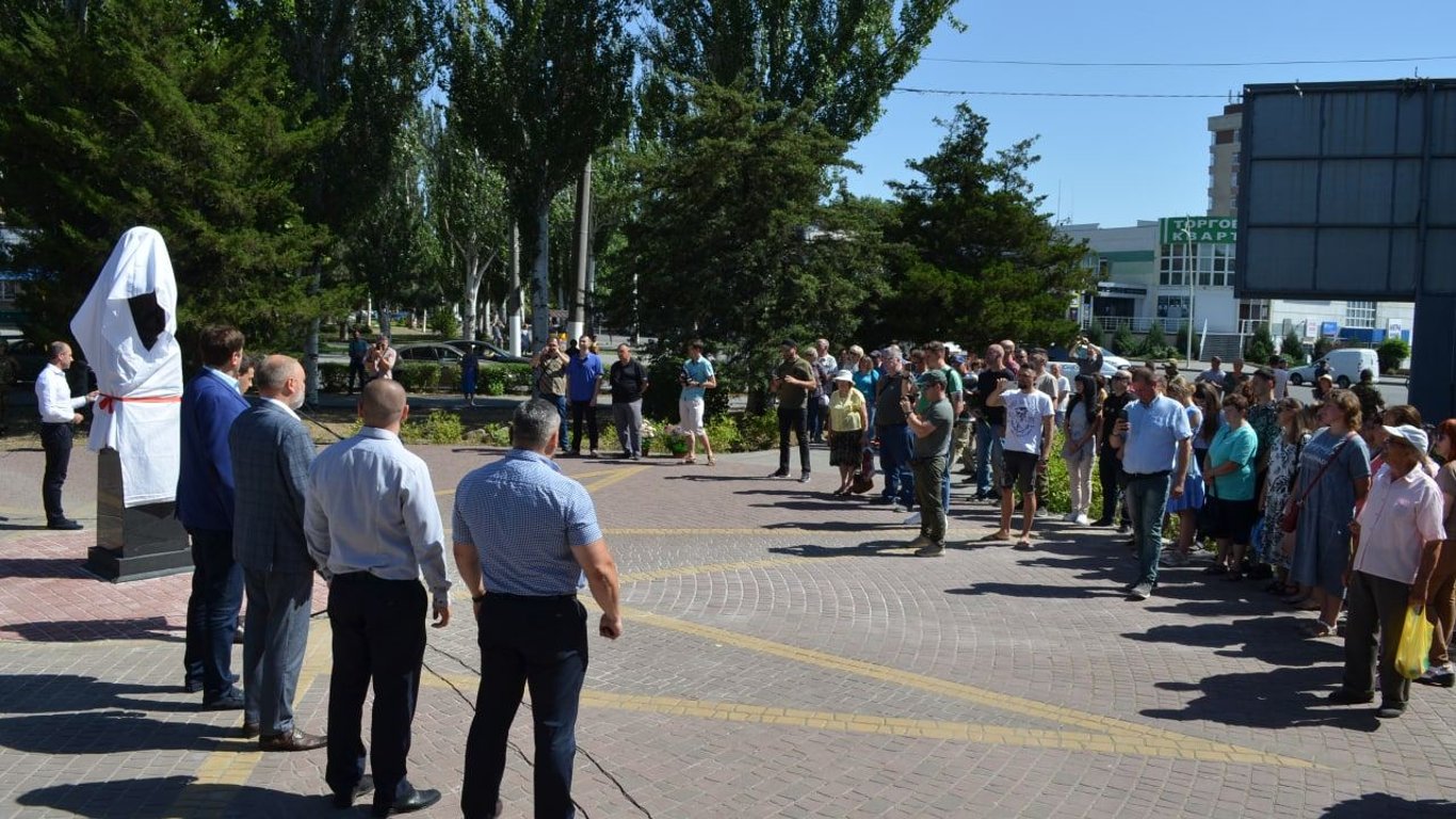 В Мелитополе оккупанты открыли памятник убийце Шухевича и Коновальца
