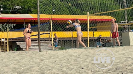 Волейбол та йога: як в Одесі на пляжах займаються спортом - 285x160