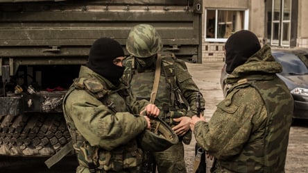Оккупанты хвастаются родственникам ворованными украинскими носками: перехват СБУ - 285x160