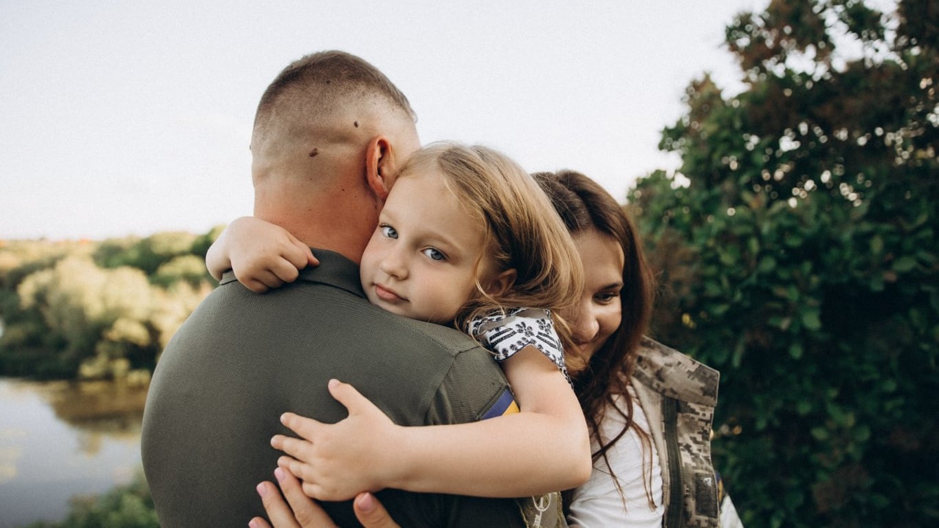 Волонтеры запустили фотопроект для военных и их семей — Семьи храбрых украинцев