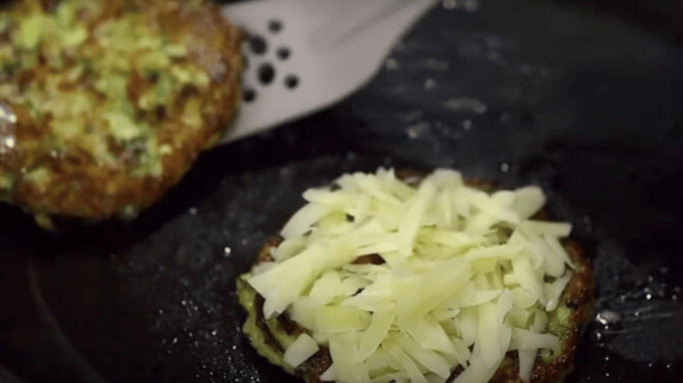 смачні кабачкові оладки з сиром