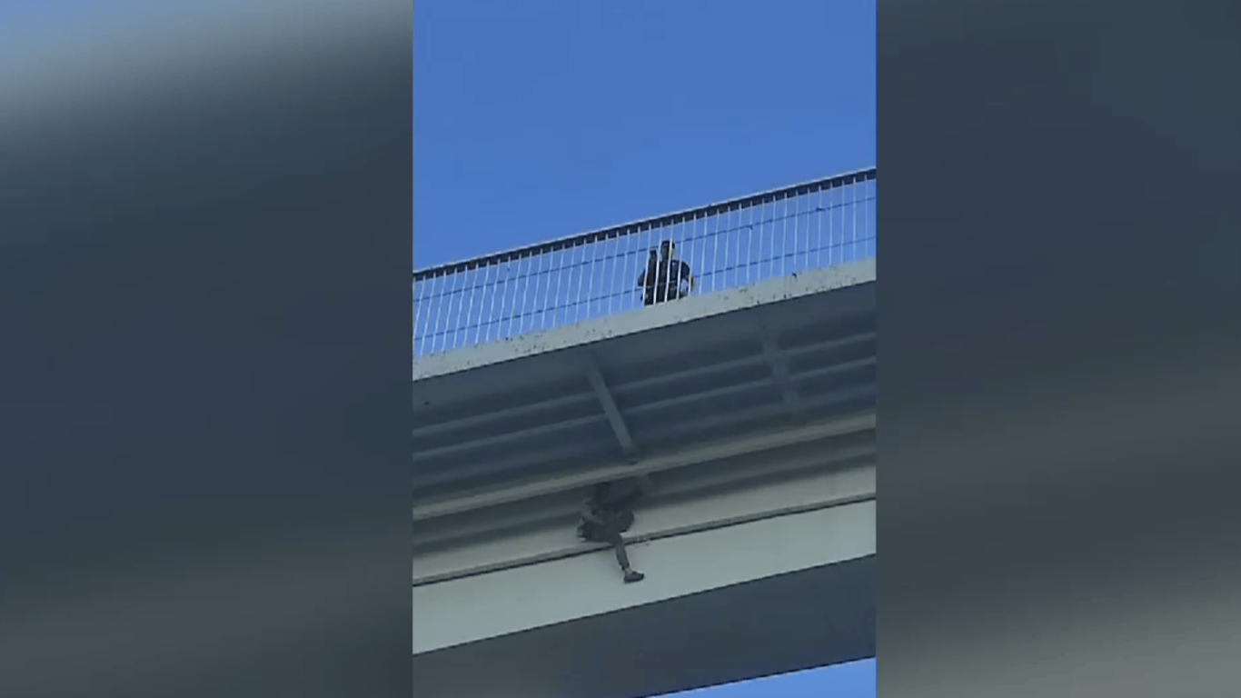 В Одессе полицейские снимали мужчину с Тещиного моста
