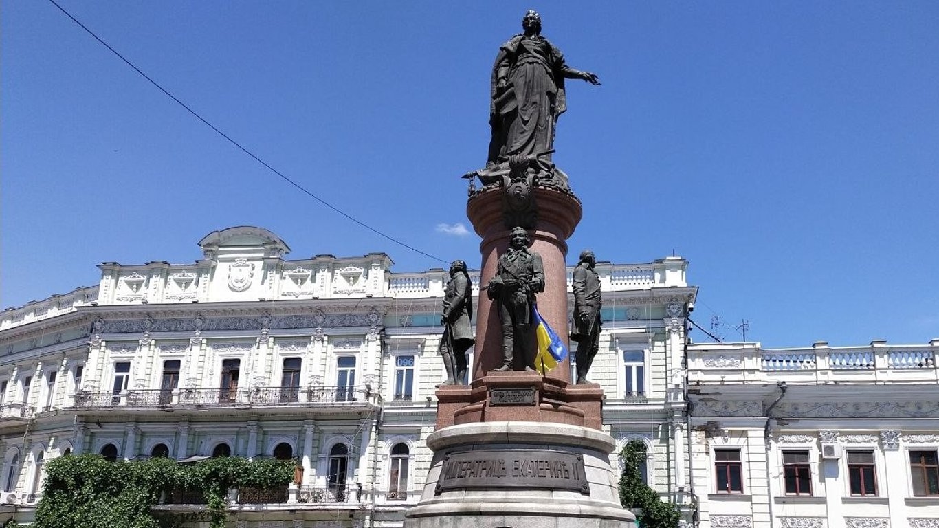Петиція про заміну пам'ятника Катерині II в Одесі пам'ятником Біллі Геррінґтоном набрала потрібні голоси