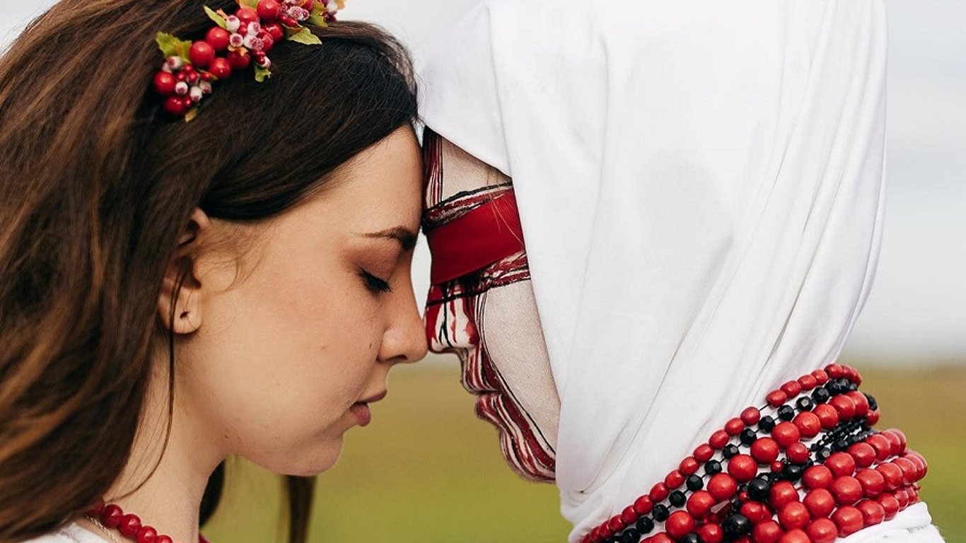 Невесты пленных азовцев примерили образ окровавленной куклы-мотанки