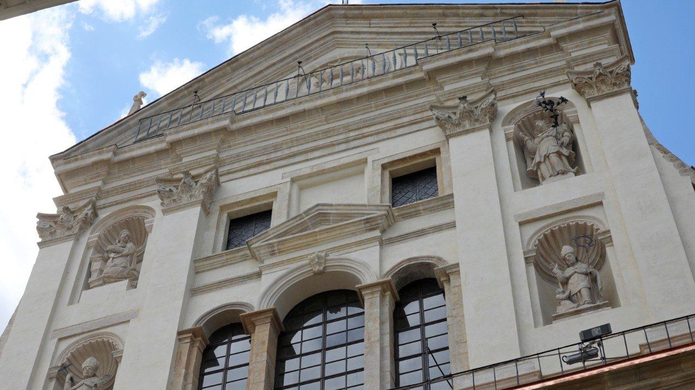 Во Львове завершена реставрация Гарнизонного храма Петра и Павла. Фото