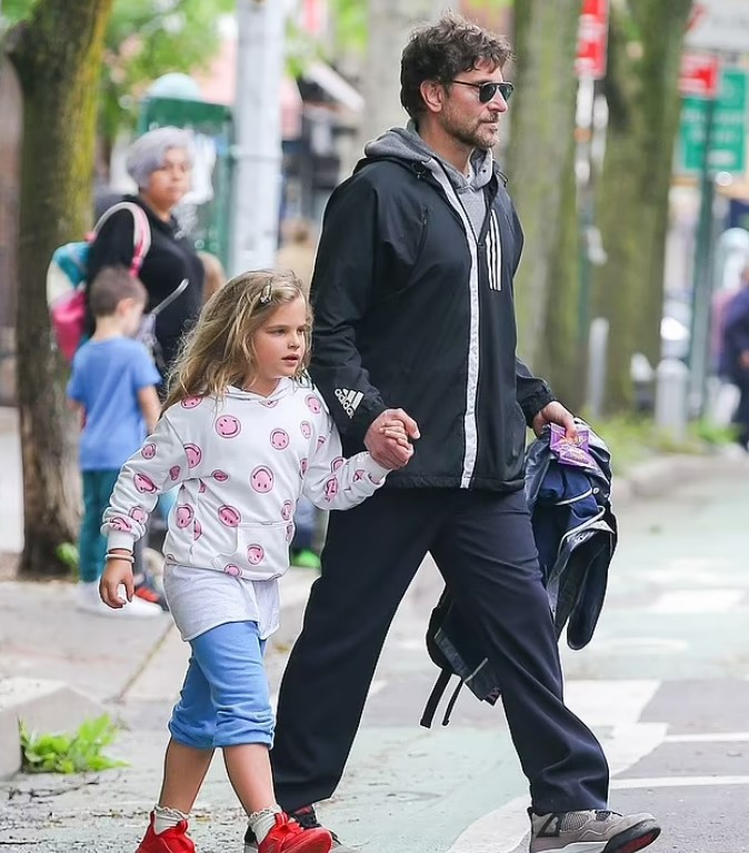 Брэдли Купер идет за руку со своей дочерью Леей