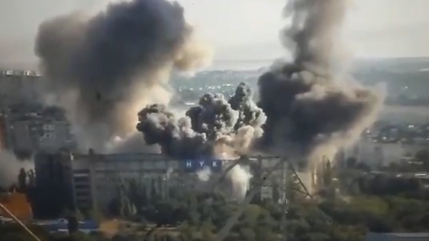 У Миколаєві пролунало 10 потужних вибухів: всі подробиці і відео