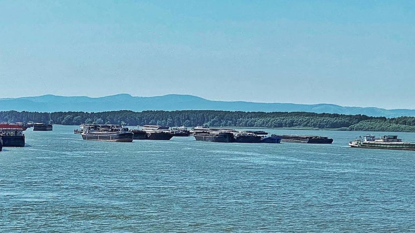 Десятки кораблів стоять в заторі біля дельти Дунаю