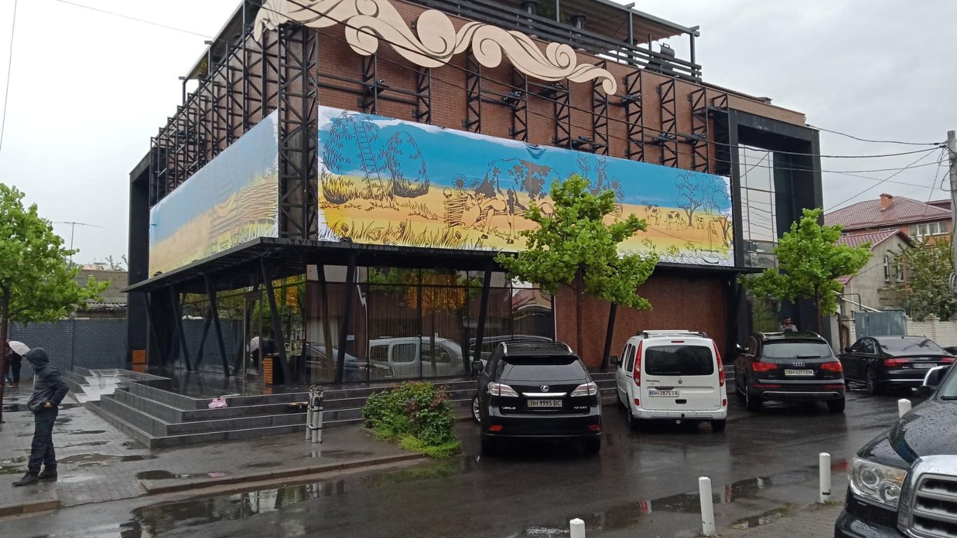 Известного ресторатора, которого прочили в мэры от Зе-команды, просят снять флаг Украины со здания