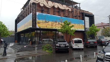 Відомого ресторатора, якого пророкували у мери від Зе-команди, просять зняти прапор України з будівлі - 285x160