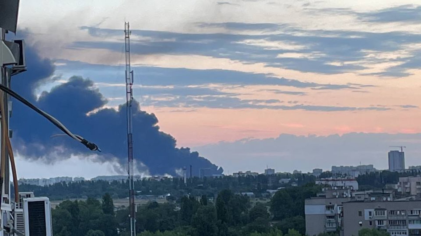 ЗСУ вдруге за день ударили по складах рф у Новій Каховці: все палає і вибухає