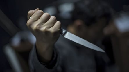 Встромив ножа у серце матері: на Одещині затримали юнака за підозрою в замаху на вбивство - 285x160