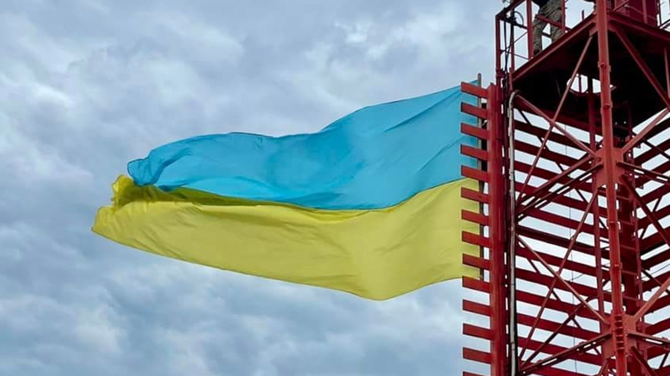 На одном из маяков Одесщины развевался огромный желто-голубой флаг Украины