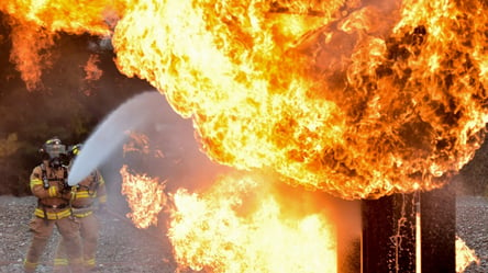 90 пожежників 38 годин гасили вогонь на підприємстві у Дніпрі, що виник внаслідок обстрілу - 285x160