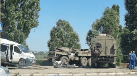 ДТП в Мелитополе: КамАЗ оккупантов врезался в микроавтобус - 285x160
