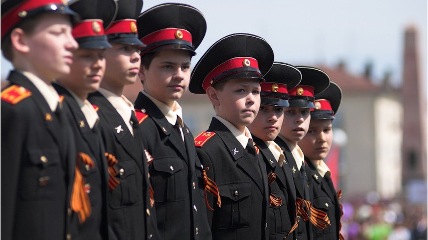 Всіх на війну: в росії масово відкривають юноармійські та кадетські класи, а також курси воєнної підготовки