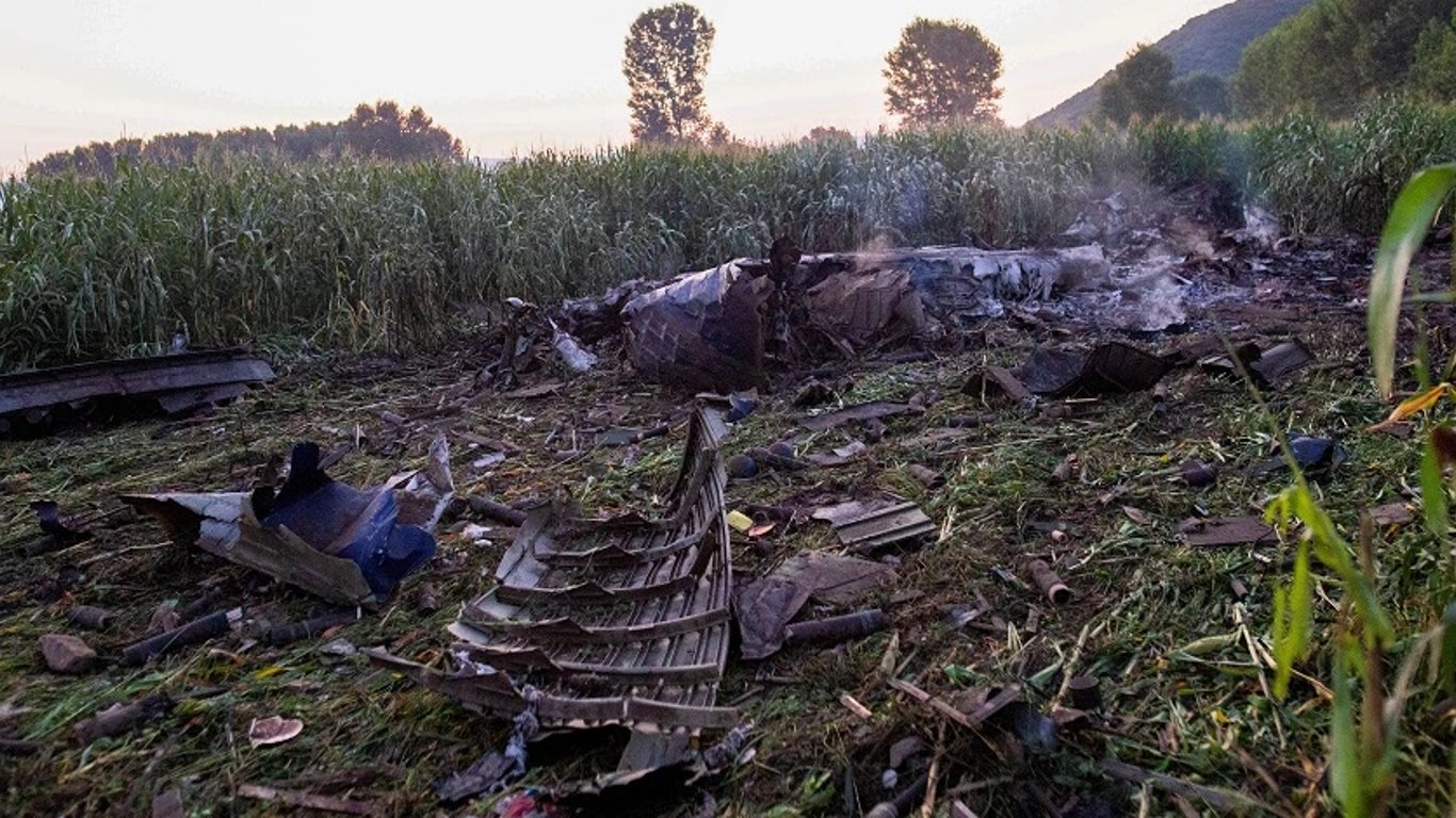 Крушение самолета Ан-12 - извлечены все 8 тел - опасные вещества не обнаружены