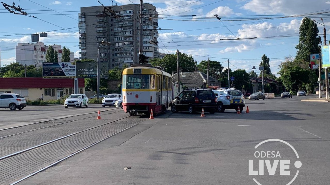 В Одессе столкнулись трамвай и автомобиль: движение электротранспорта заблокировано