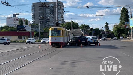 В Одессе столкнулись трамвай и автомобиль: движение электротранспорта заблокировано - 285x160