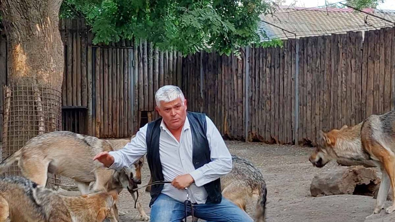 Директор одеського зоопарку знімає новий кліп