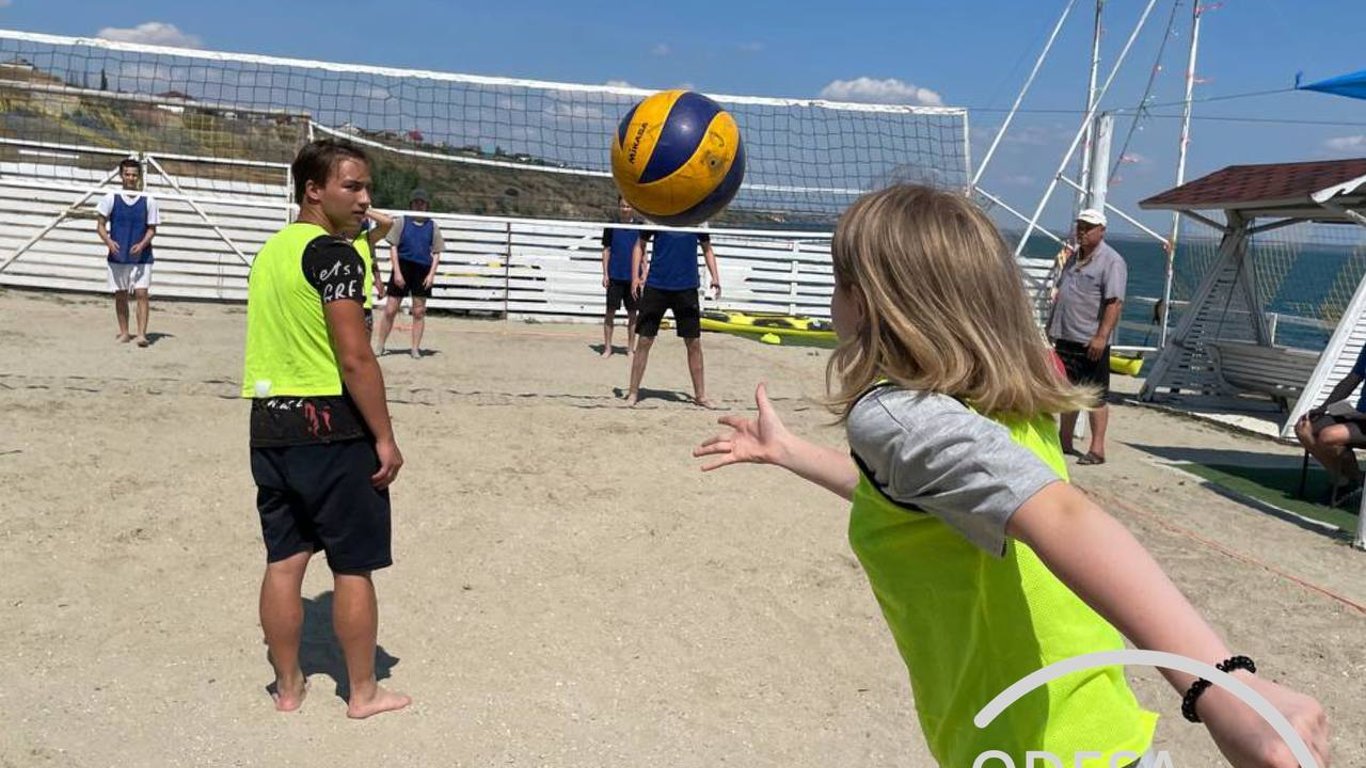 На берегу Хаджибейского лимана для детей-перелесок устроили соревнования по волейболу и шахматам