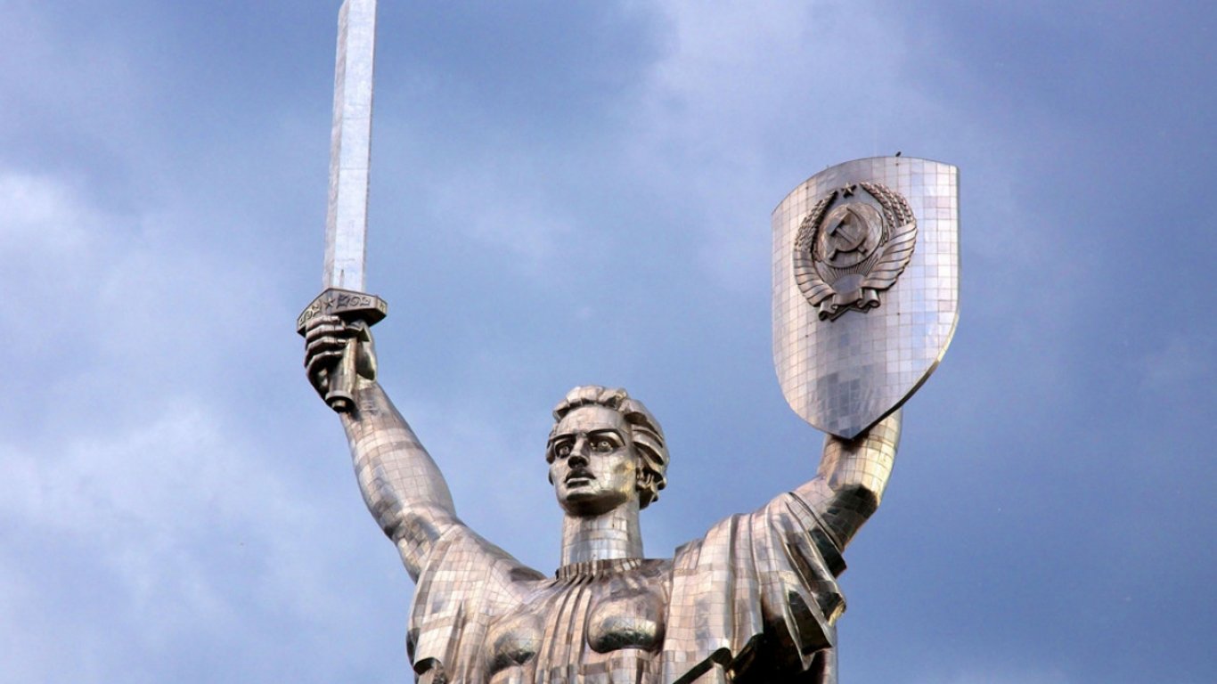 Дия - украинцы определили судьбу герба СССР на монументе "Родина-Мать"