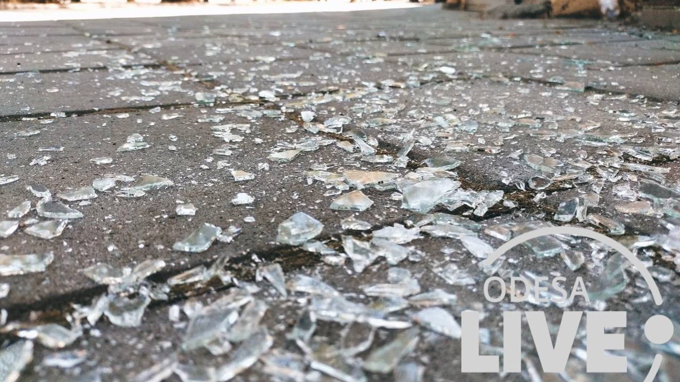 Наслідки ракетного удару по Одеському порту: у будинках одеситів повибивало вікна