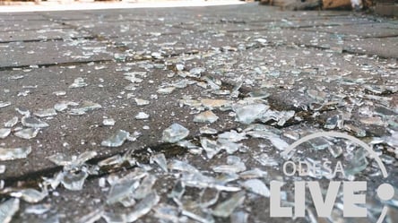 Наслідки ракетного удару по Одеському порту: у будинках одеситів повибивало вікна. Відео - 285x160