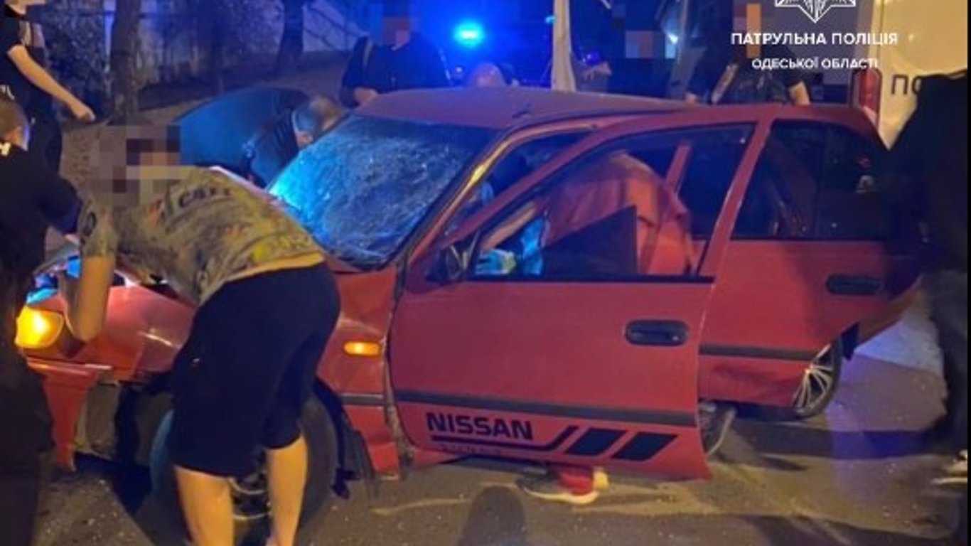 В Одессе нетрезвый водитель на скорости влетел в электросопротивление