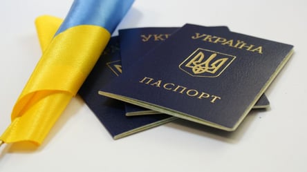 У соцмережах поширюють фейковий наказ Зеленського про позбавлення громадянства Порошенка та Баканова - 285x160
