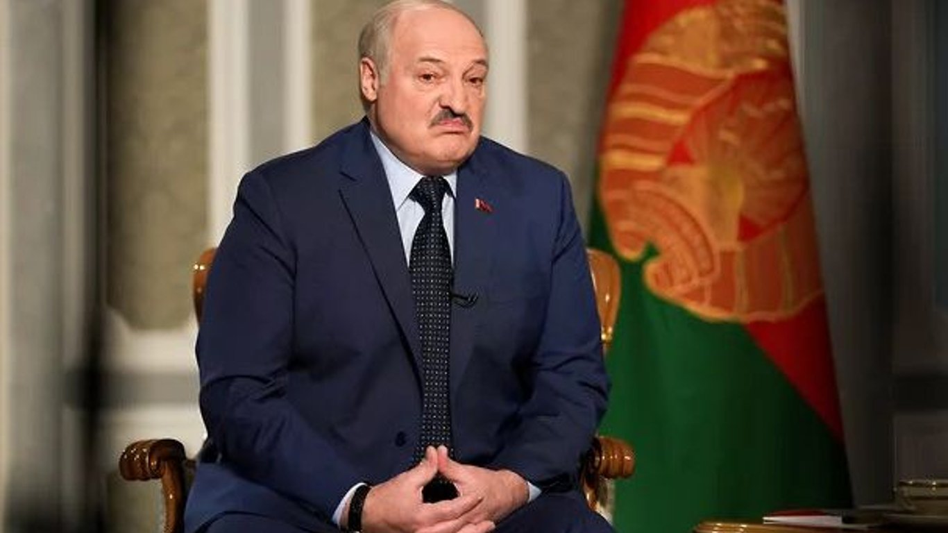 Лукашенко заявив, що українці самі спалюють поля