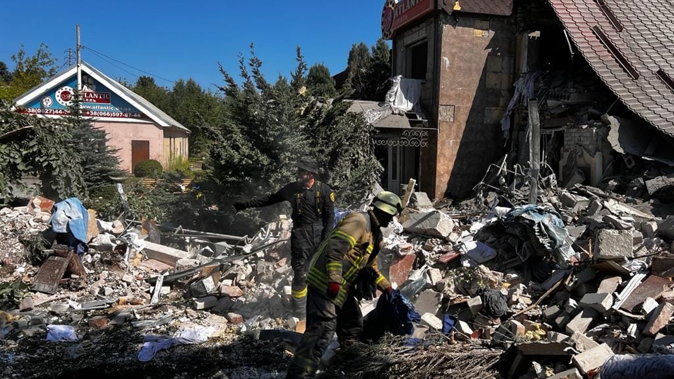 Обстріл Бахмуту - з-під завалів готелю врятували чоловіка