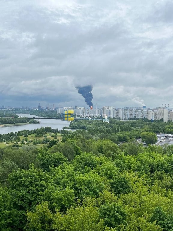 Після атаки дронів: у Москві палає великий НПЗ - фото 3