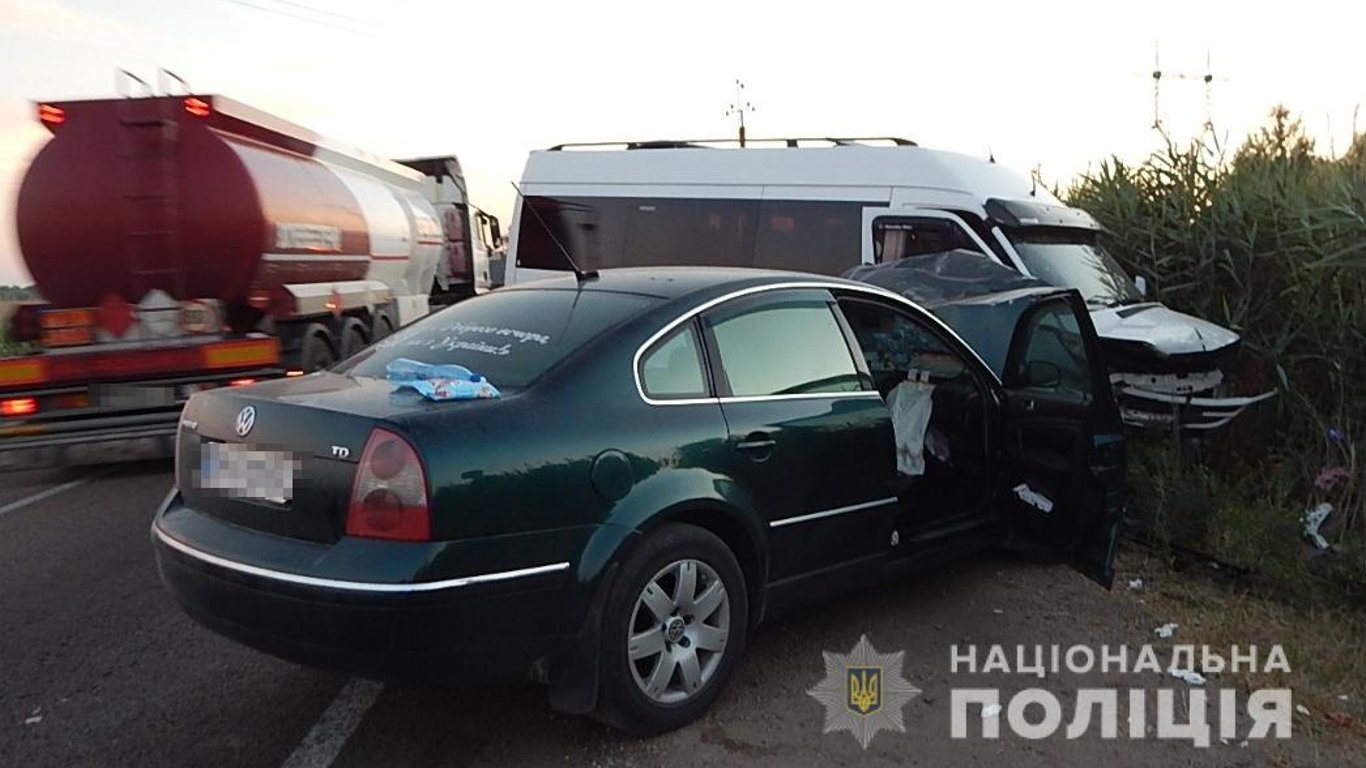 На трассе Одесса-Рени столкнулись легковушка и микроавтобус: есть пострадавшие