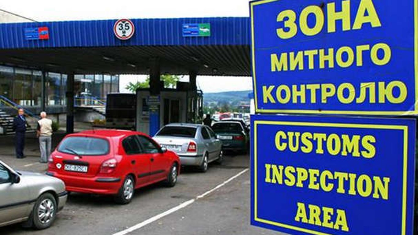 Митники намагалися незаконно вивезти з України 28 млн доларів у валізах