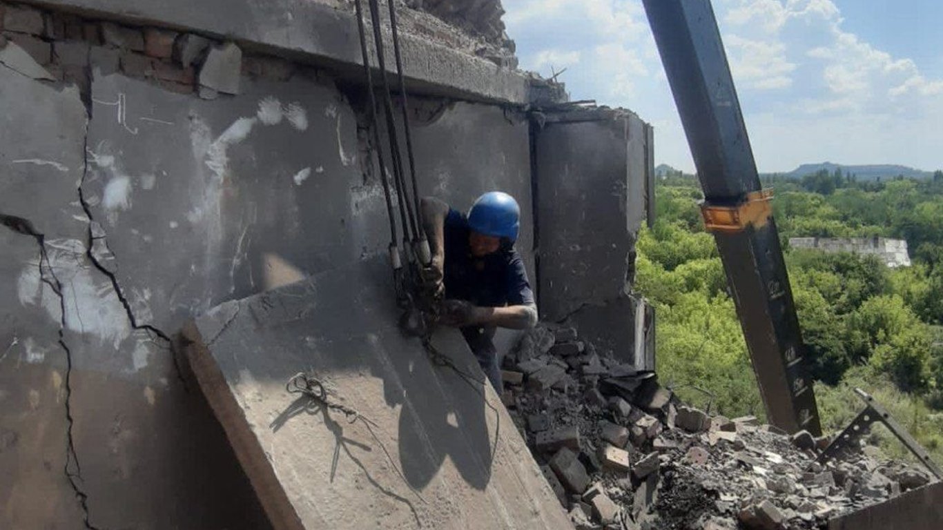 Оккупанты устроили по жилому дому в Донецкой области - из-под завалов дома достали тела мужчины и женщины
