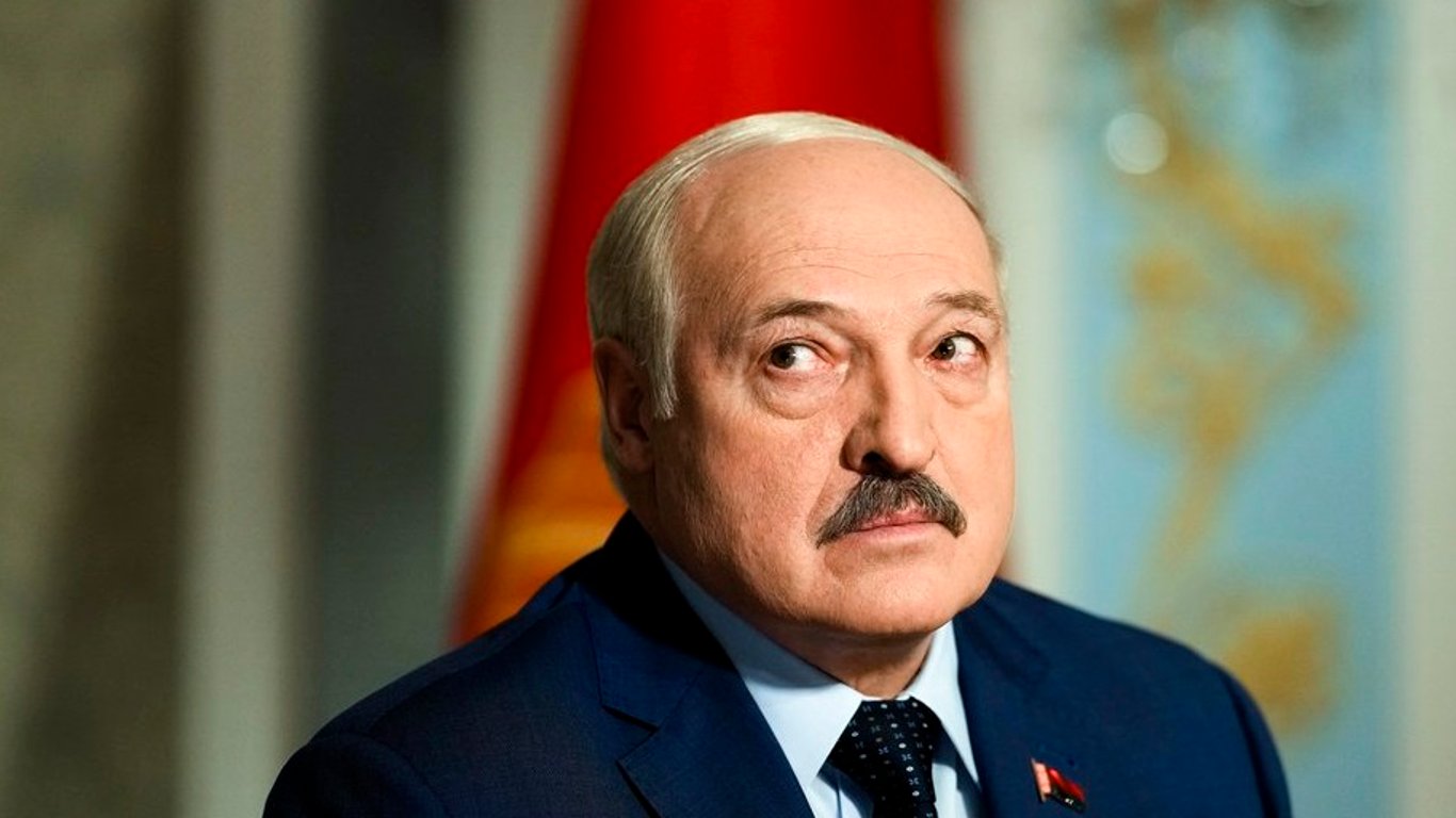 Фанату Лукашенка на Чернігівщині дісталось від місцевих жінок - відео