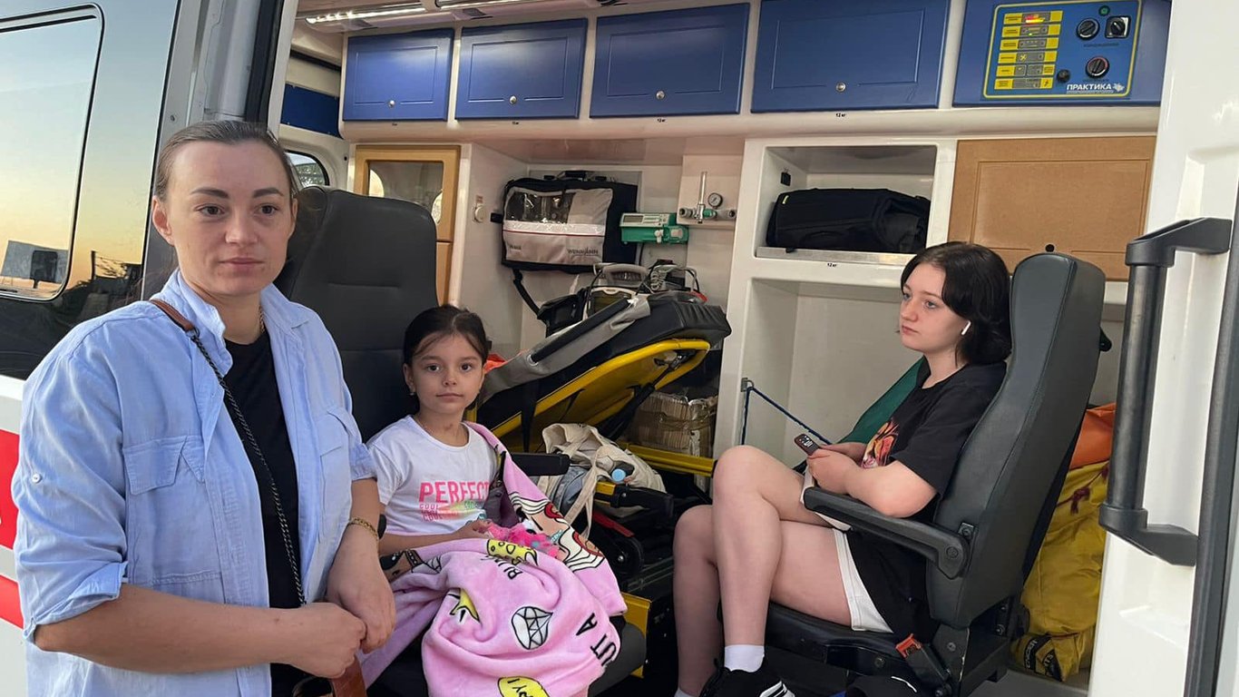 Пострадавших от ракетного удара по Заливу маму с дочерью отправили на реабилитацию в Австрию